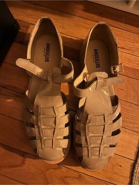 Angulus women Beige Patent Fisherman Sandals